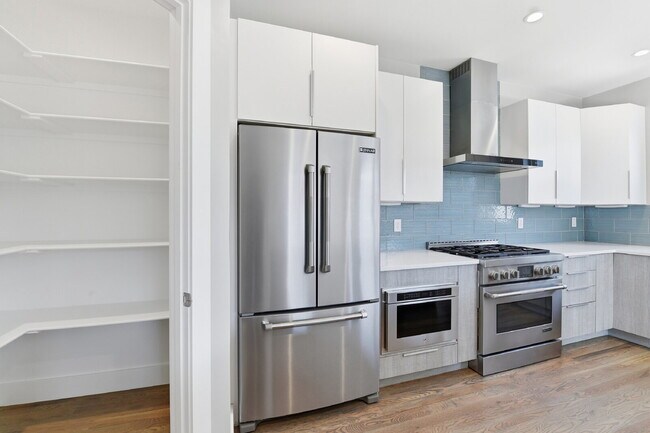 Building Photo - $5,740.95, $300 off the first month's rent, 4 Beds - 5 Bath, Townhouse in Denver with Office!