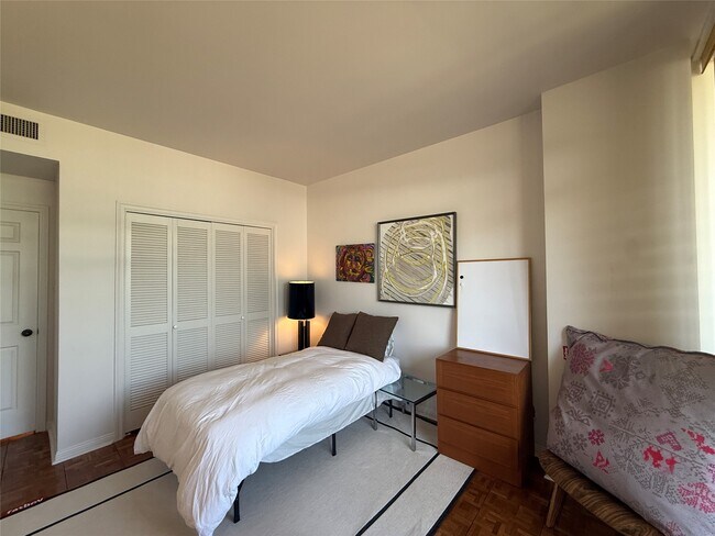 Building Photo - 15 Greenway Plz