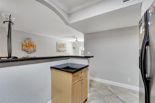 Building Photo - 744 NE 14th Ave