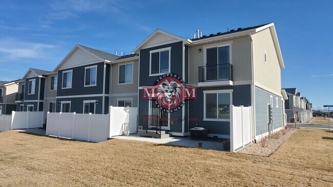 Building Photo - Great Newer 3 Bd 2.5 Bath Townhome
