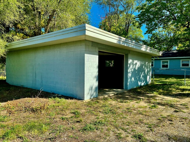 Building Photo - Great Location, Charming Bungalow!