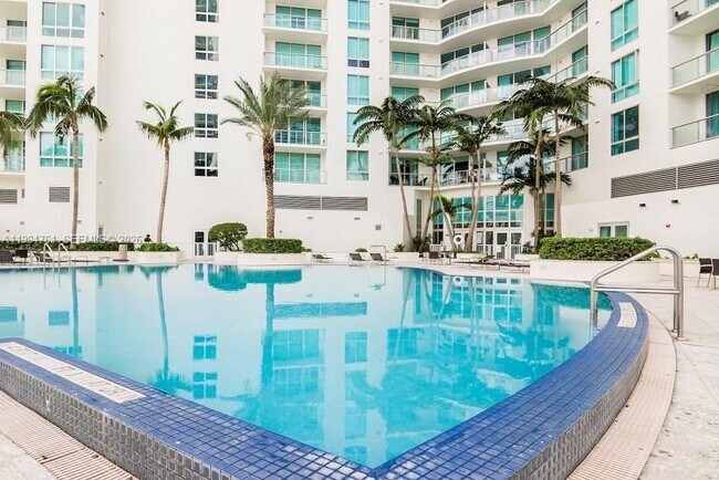 Building Photo - 300 S Biscayne Blvd