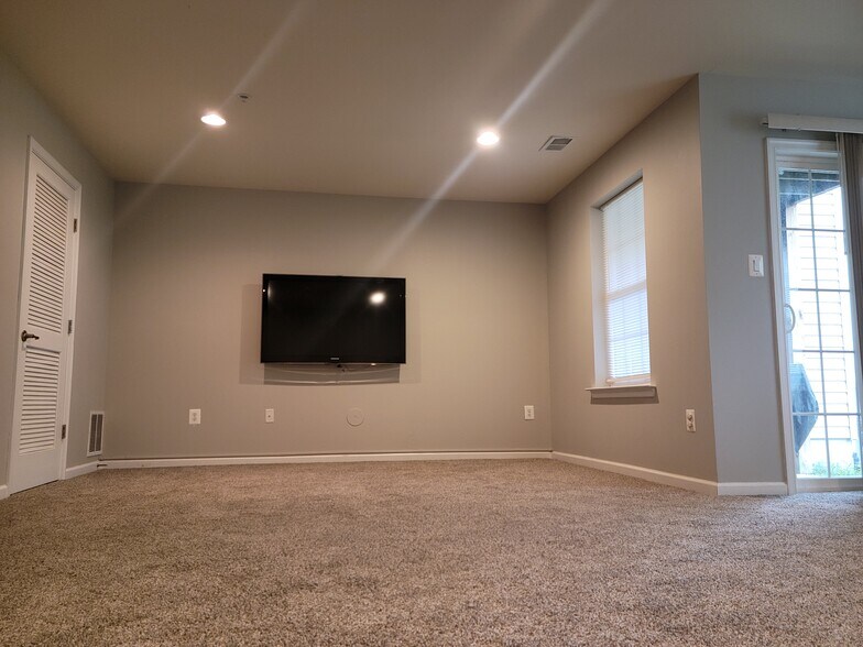Building Photo - 7152 Hummingbird Dr