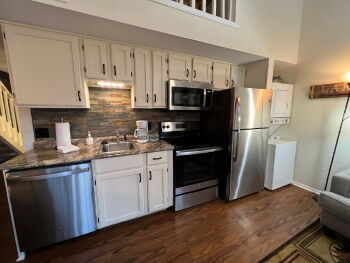 Building Photo - Lake view / Fully furnished town house