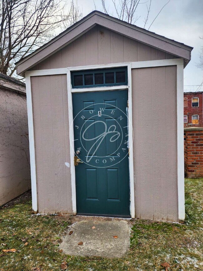 Building Photo - "Charming 1-Bedroom Duplex in Toledo's Vibrant North Huron Neighborhood!"