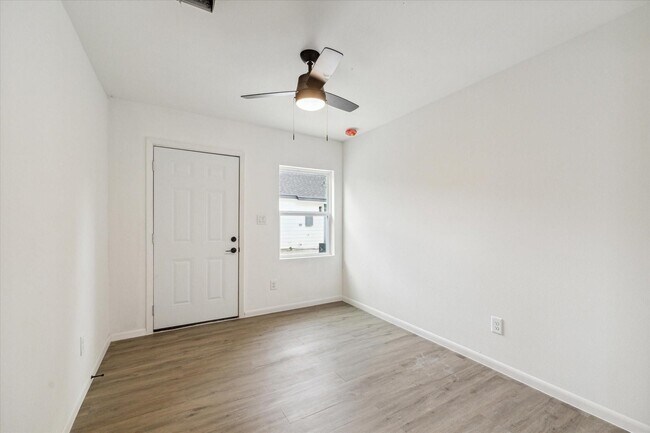 Building Photo - 306-40th 1/2 E 40th 1/2 St