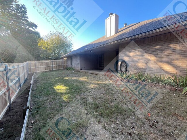 Building Photo - Spacious 4 Bedroom