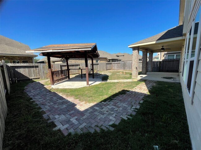 Building Photo - 627 Oak Cir Dr E
