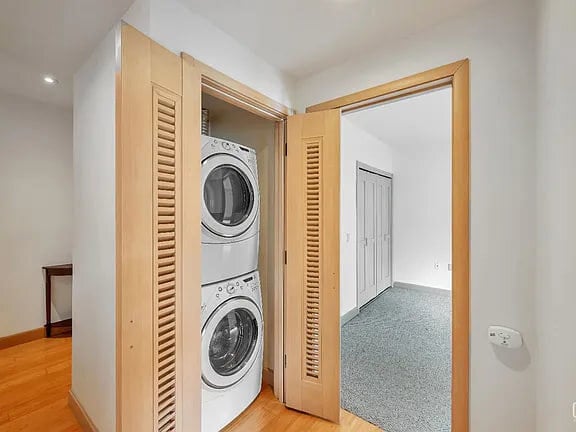 Building Photo - 368 Elm St