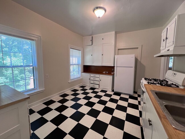 Building Photo - Single Family Heritage Hill Home! Two Bedr...