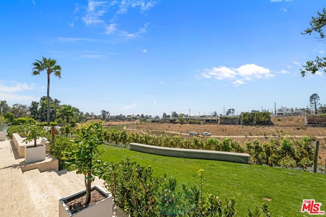 Building Photo - 623 Alma Real Dr
