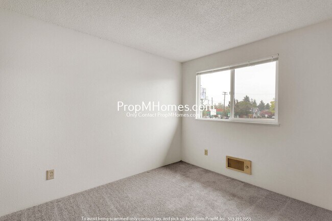 Building Photo - Two Bedroom Townhome in Montavilla!