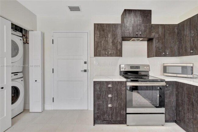 Building Photo - 2 bedroom in Dania FL 33312