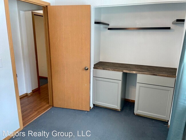 Building Photo - 4 br, 2 bath House - 1070 Oak Crest Crt.