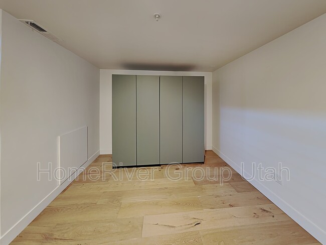Building Photo - 877 S 200 W