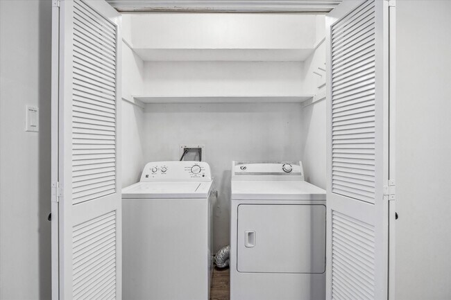 Building Photo - 1323 Reddleshire Ln