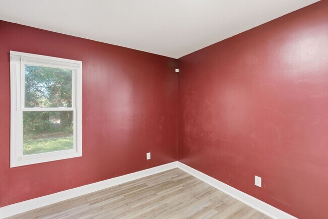 Building Photo - Holiday Special Reduce Rent