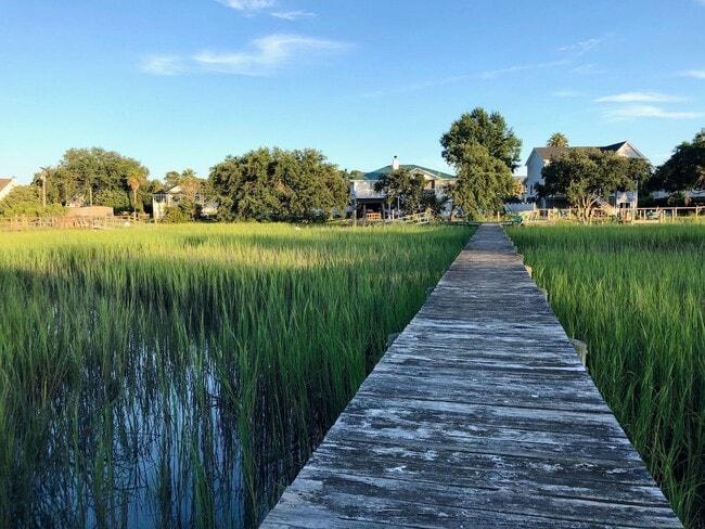Building Photo - Gorgeous 4 BR/2BA Marshfront Home With Cre...