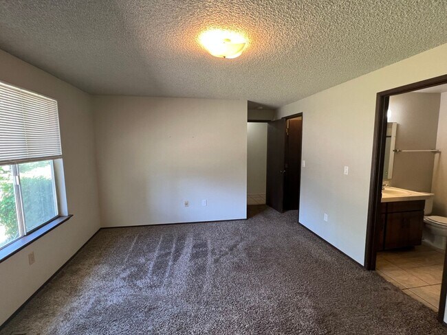 Building Photo - 14724 27th Ave E