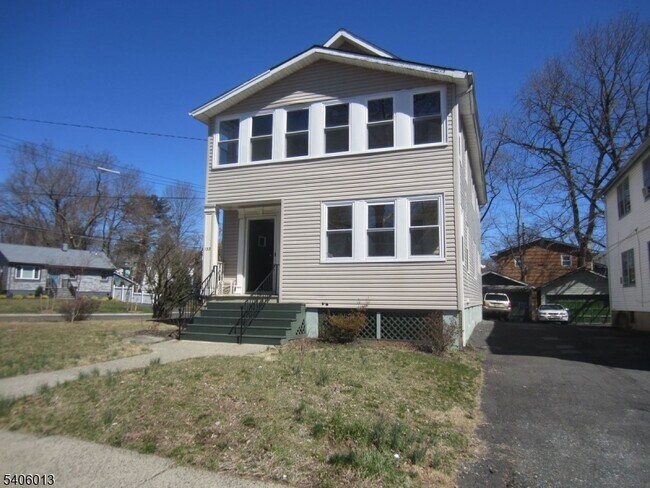 Building Photo - 133 Willowdale Ave