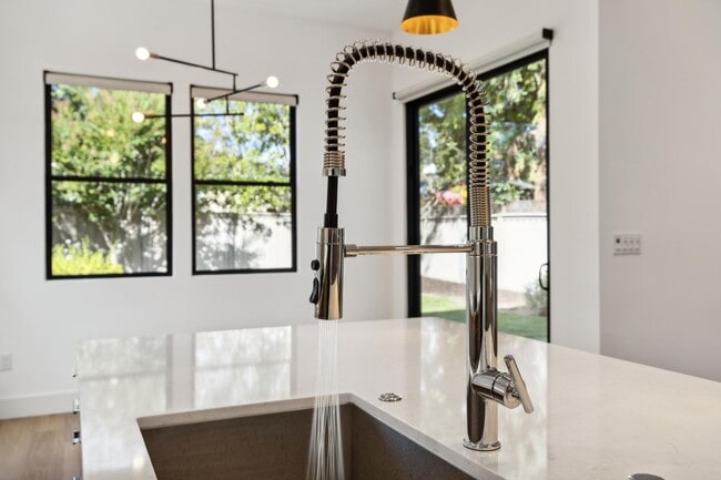 Building Photo - Luxurious Modern Single Family Home in West Menlo Park Available Now!