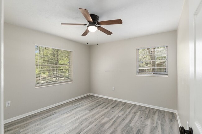 Building Photo - 605 NW 9th Cir