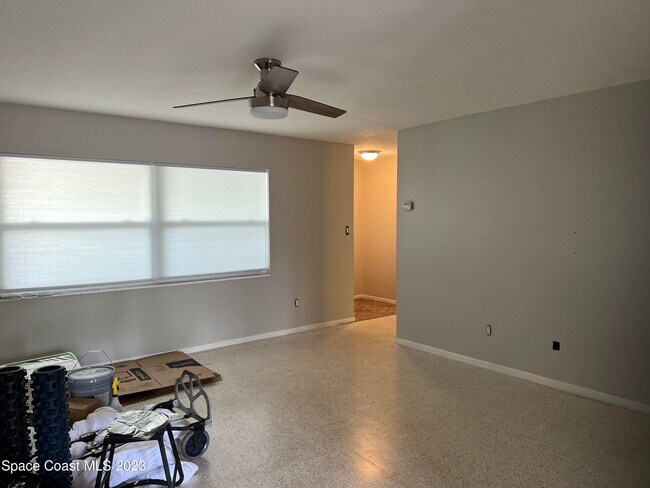 Building Photo - 987 Kings Post Rd