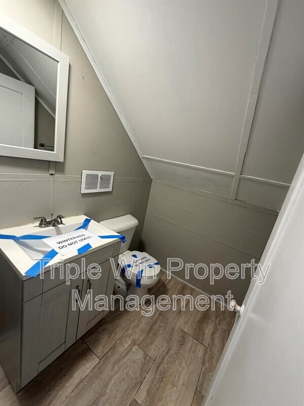 Building Photo - 8664 Belhaven Dr