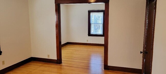 Building Photo - 10-12-12 Brookway Terrace