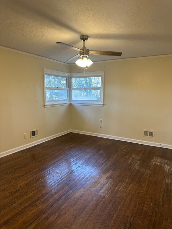 Building Photo - 204 Pineview Dr