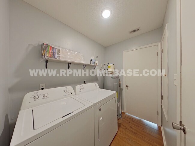 Building Photo - Cozy 3-Bedroom Home on a Corner Lot with F...