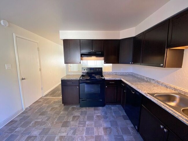 Building Photo - Charming Sparks Duplex - Yard/Garage/AC/1 Pet Friendly