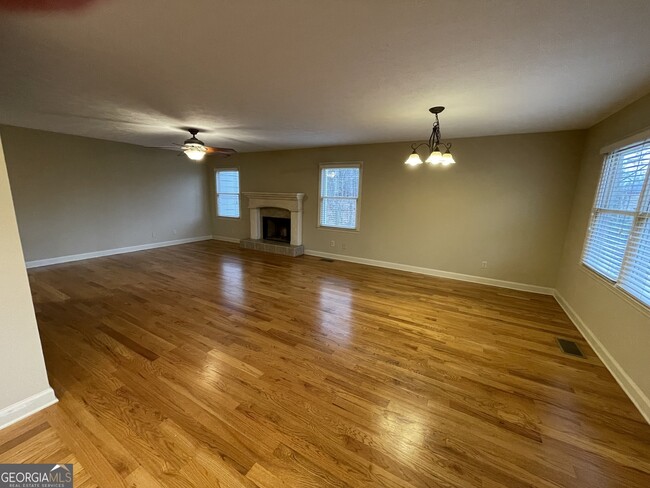 Building Photo - 5745 Hendrix Rd