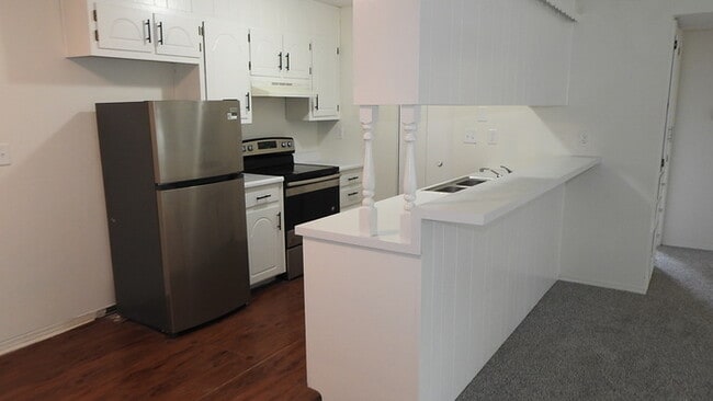 Building Photo - Rental Ready- Townhome in Raytown - 3bed 1...