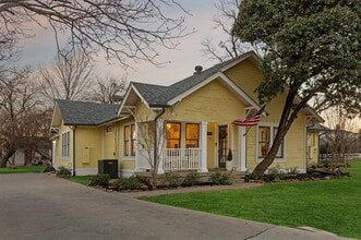 Building Photo - 704 Williams St