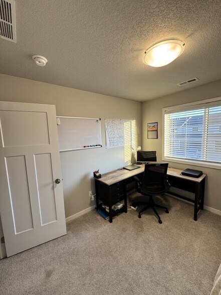 Building Photo - 2622 SE Osier Ave