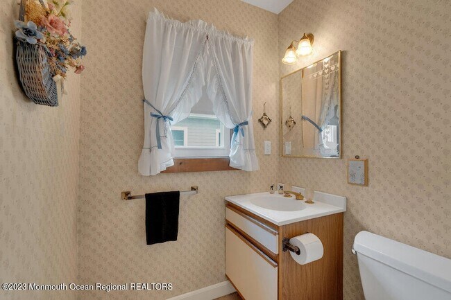 Building Photo - 683 Main Ave