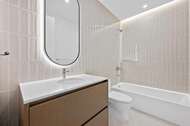 Building Photo - 610 Davis St