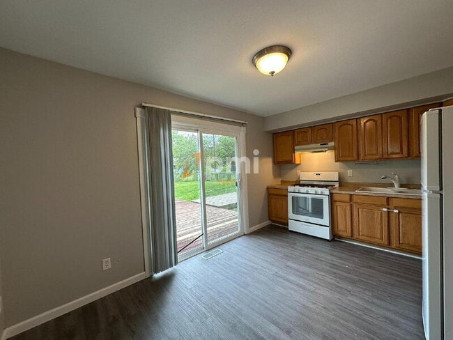 Building Photo - 380 Lahonda Dr