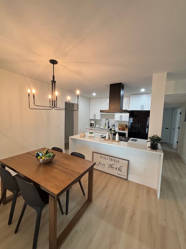 Building Photo - 8003 Somerset Ln