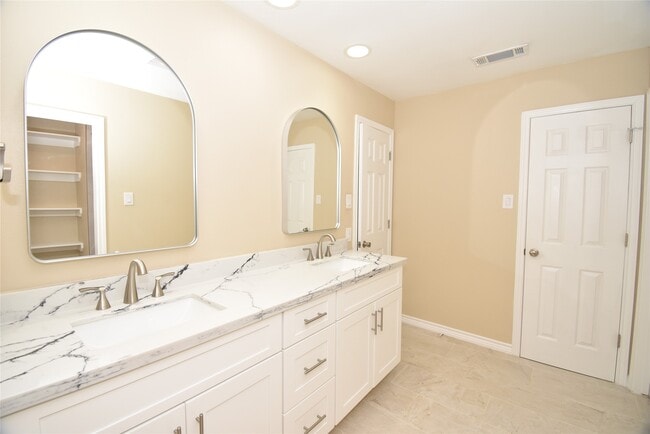 Building Photo - 1330 Westgreen Blvd