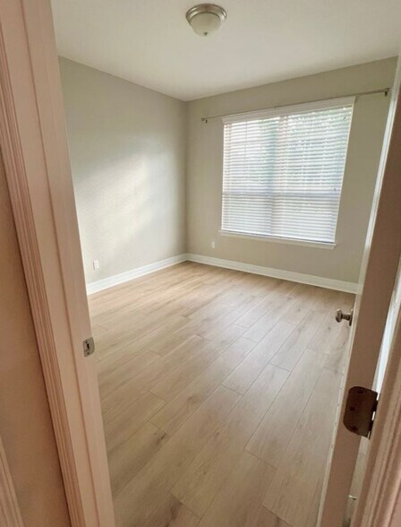 Building Photo - 456 Betony Loop