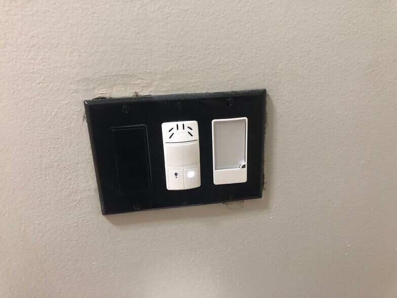 Bathroom switches - 120 Courtyard Ln