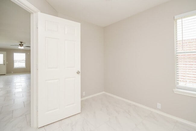 Building Photo - 6027 Water Violet Ln