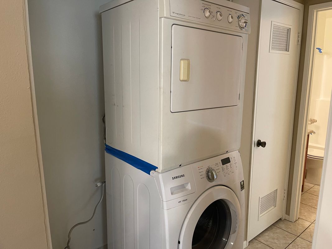 Building Photo - 434 E Tujunga Ave