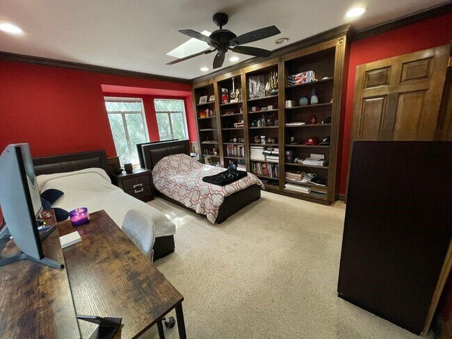 Building Photo - 452 N Post Oak Ln