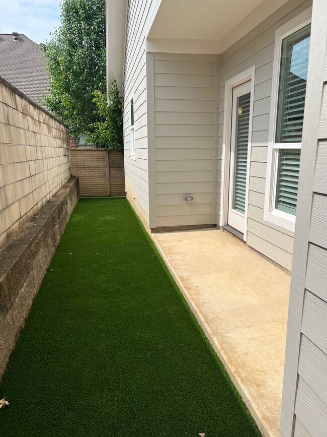 Building Photo - COMING SOON - WALKING DISTANCED TO BEDFORD JH - NO MOWING!