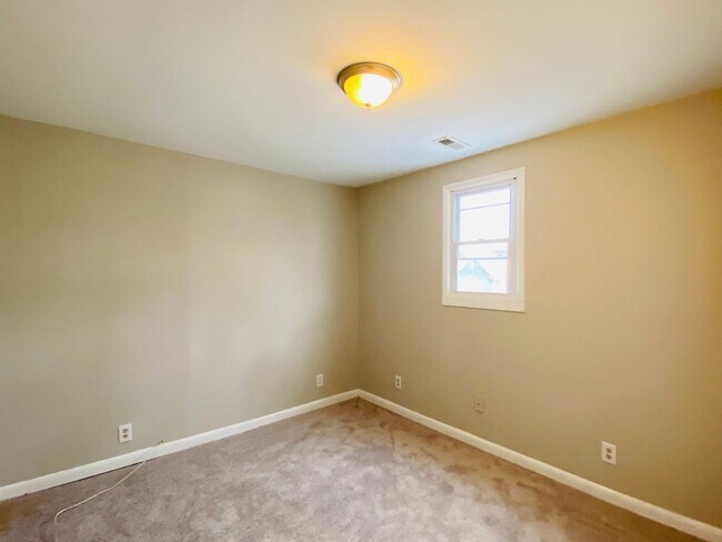 Building Photo - Very Spacious 5bdrm/2bth Bungalow Located in South Richmond w/Privacy Fenced Back Yard!!