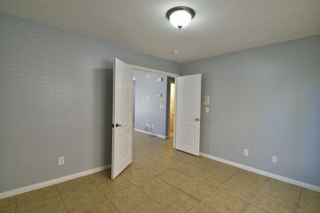 Building Photo - Spacious 4Bed/2Bath/2Car Home located in North Las Vegas w/ Pool!