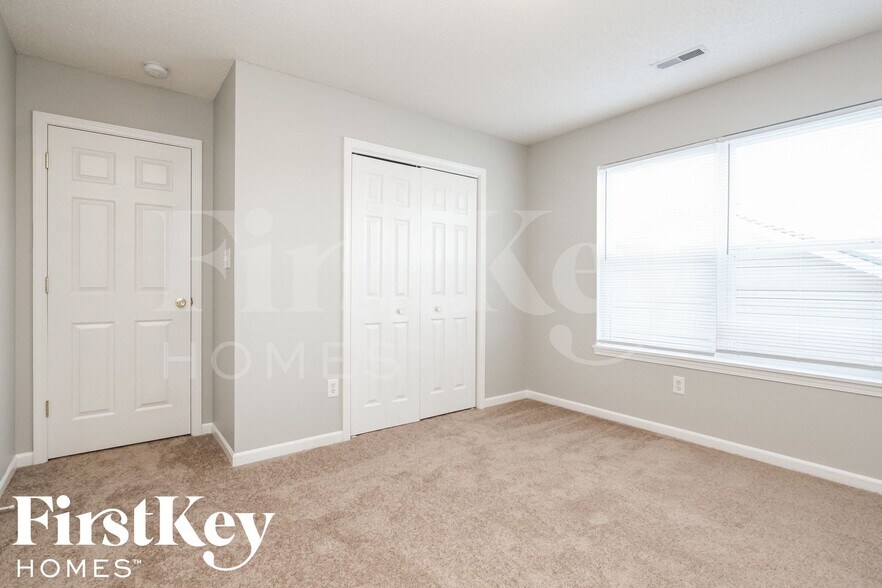 Building Photo - 1403 Round Lake Rd